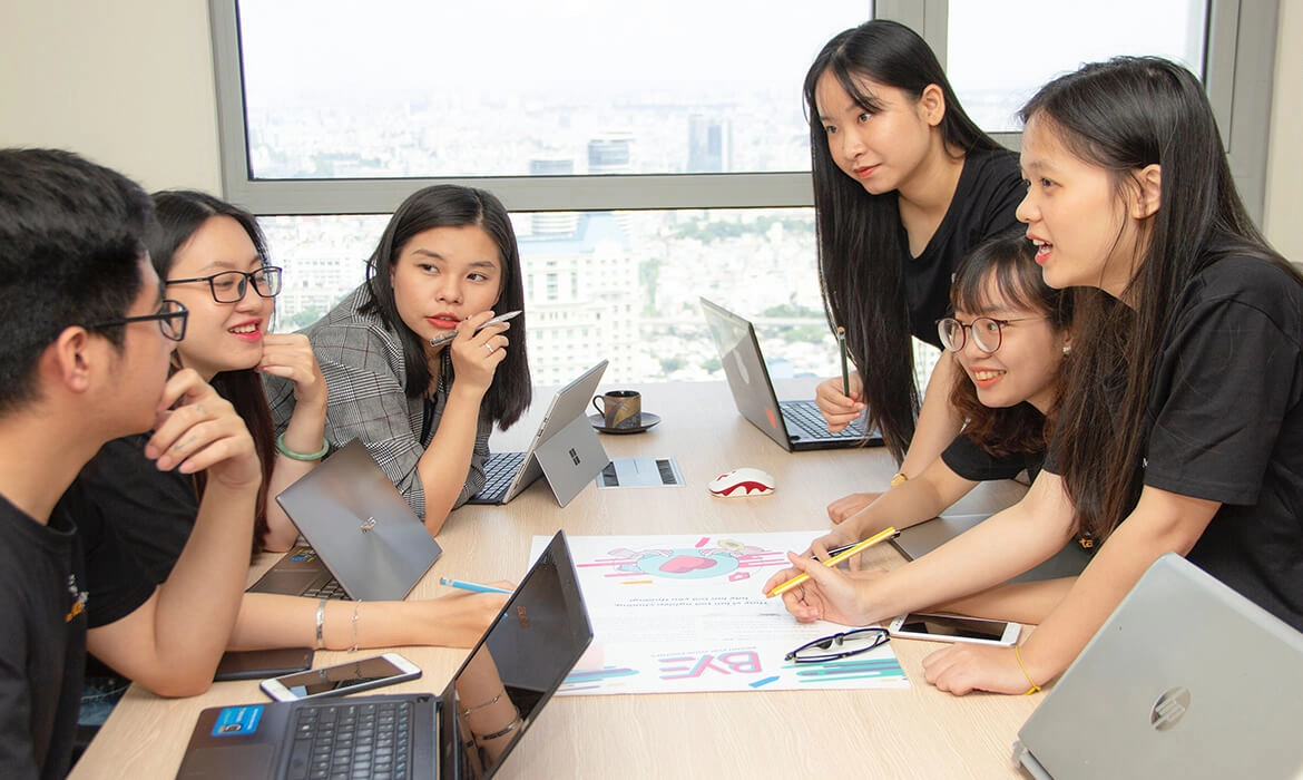 Fashion Brand StyleRevolver